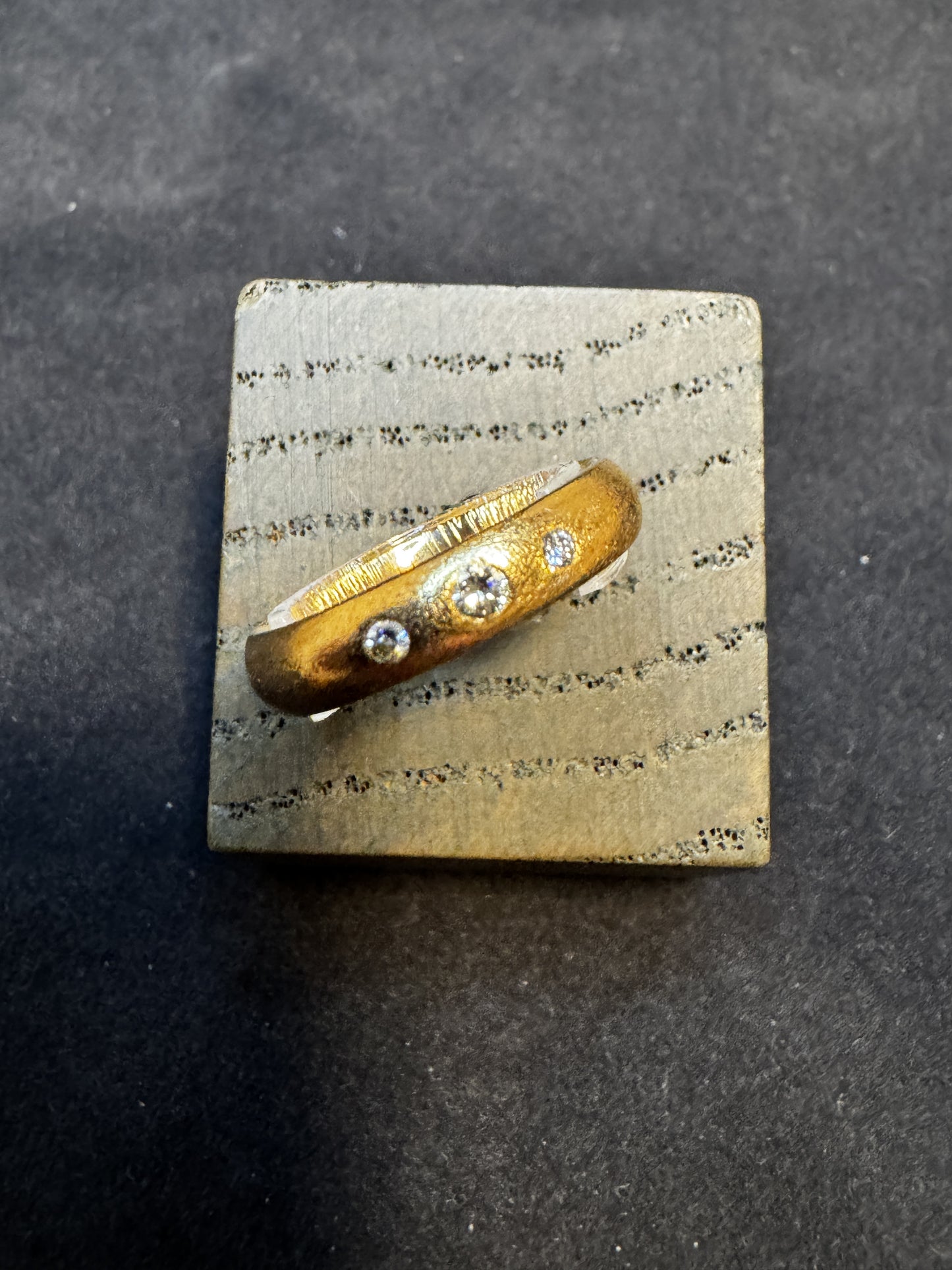 14 kt guldring med 1x0,05 ct 2x0,02 ct w/vs