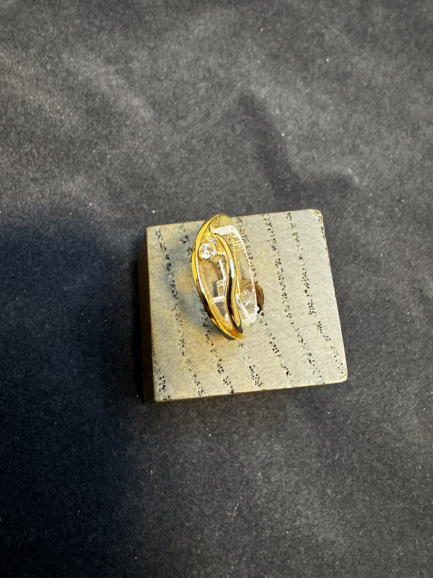 14 kt guldring med brillant