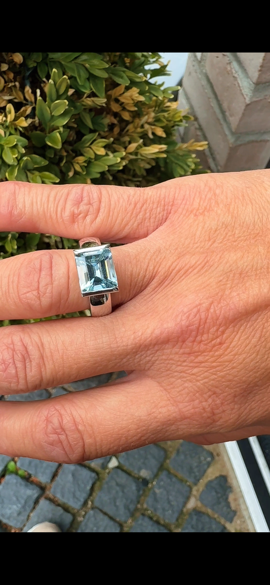 14 kt hvidguldsring med aquamarin, 3,80 ct