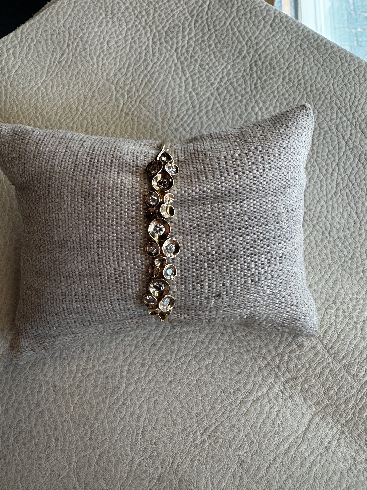 Edens design - 14 kt guld armring med brillanter