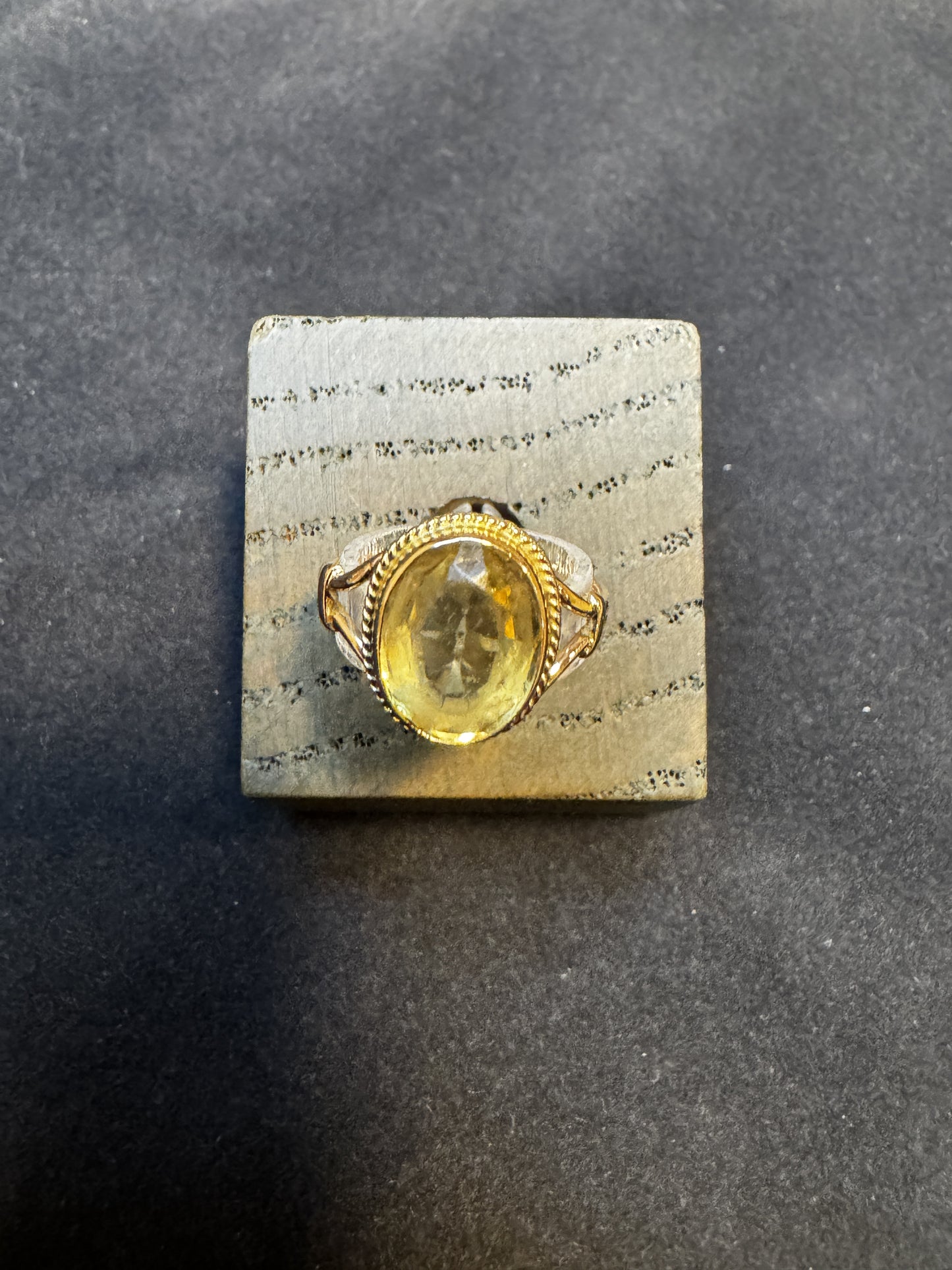 8 kt guldring med gul sten