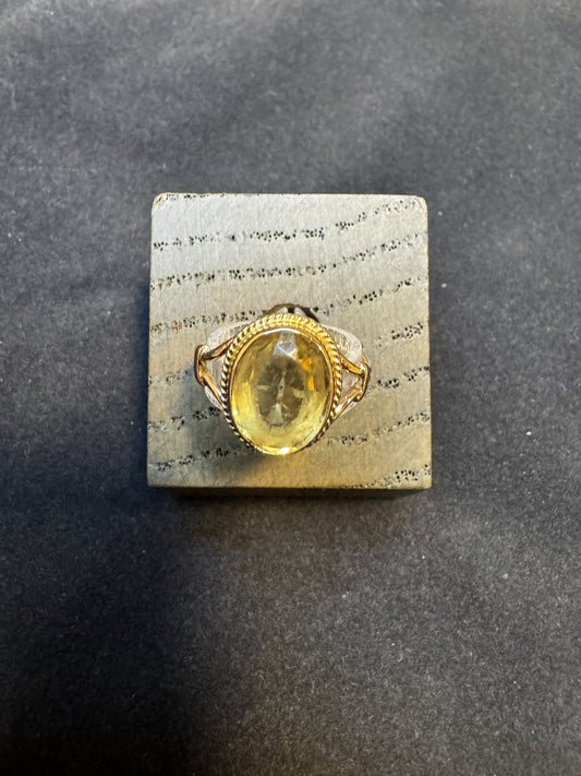8 kt guldring med gul sten