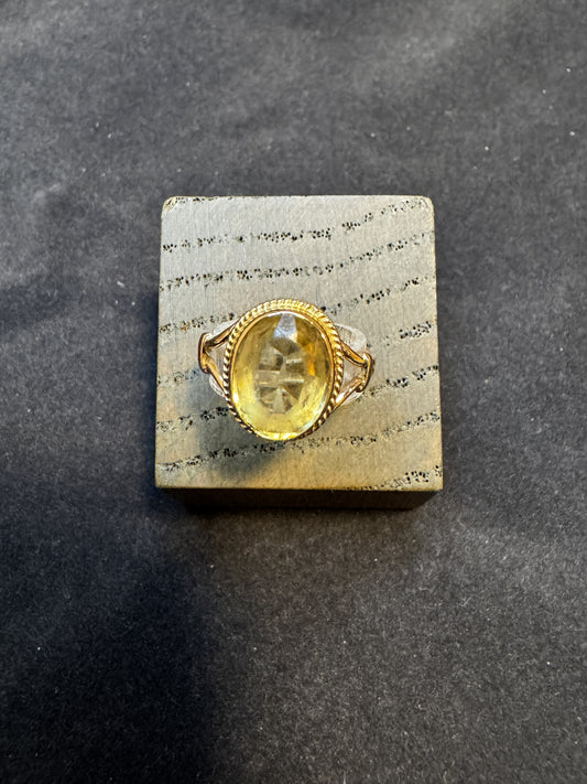 8 kt guldring med gul sten