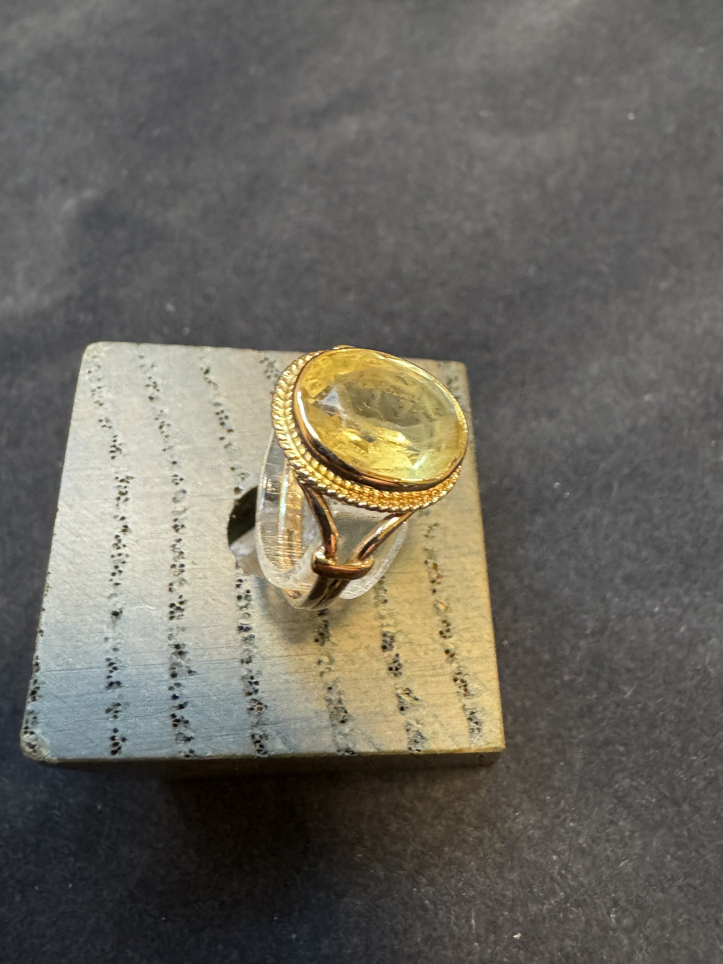 8 kt guldring med gul sten