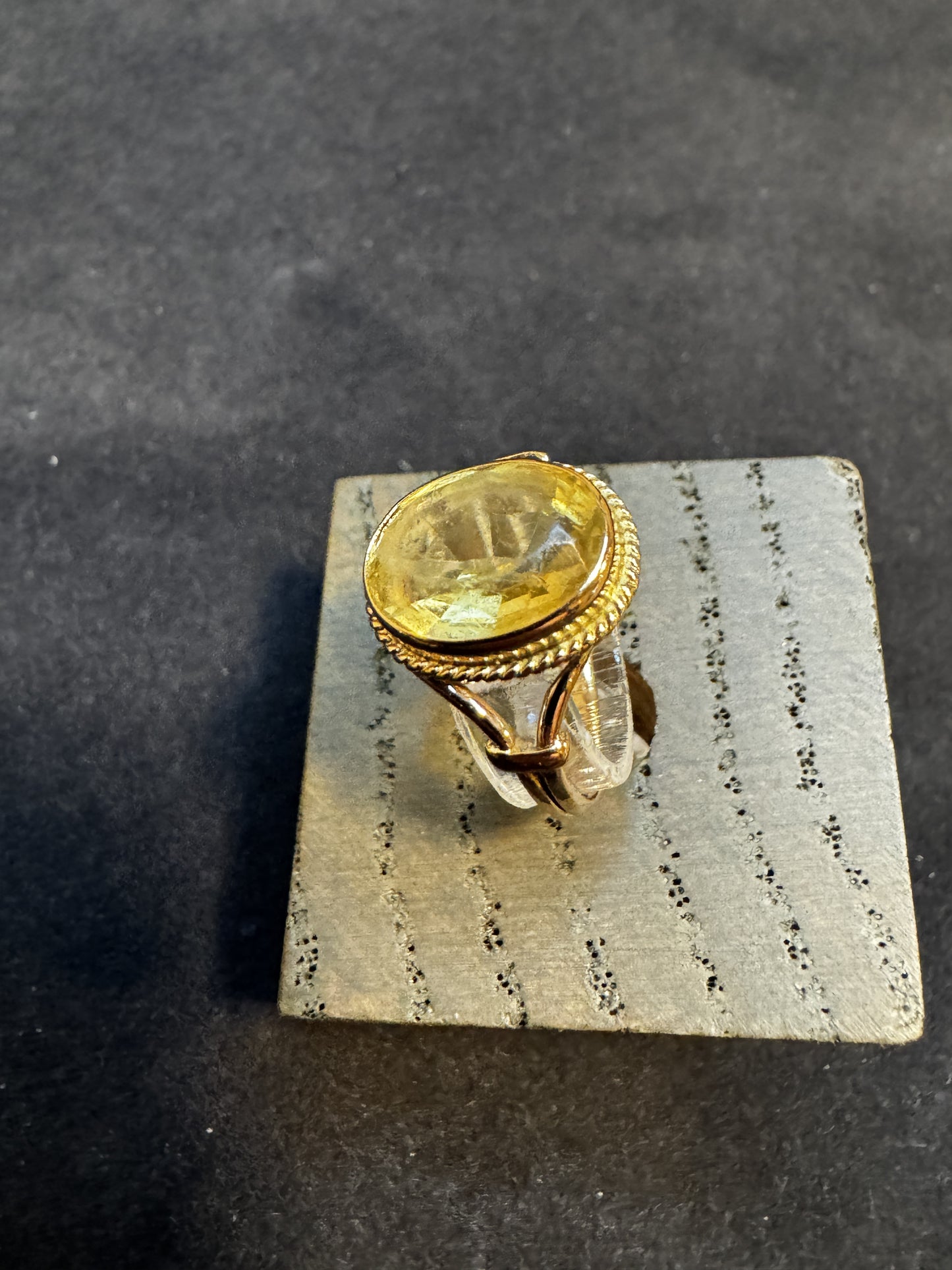 8 kt guldring med gul sten
