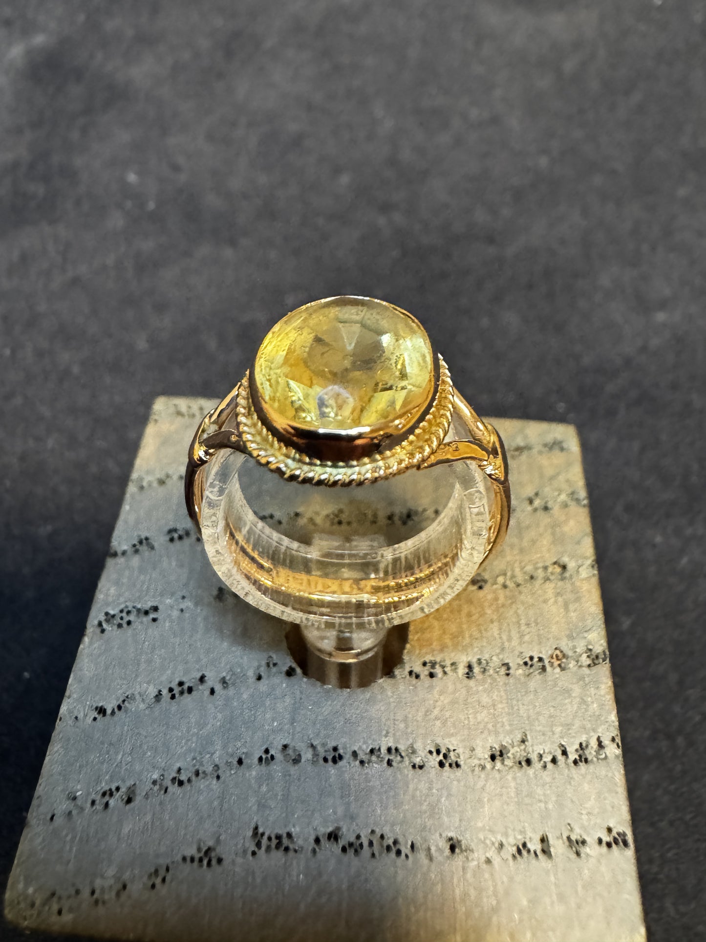 8 kt guldring med gul sten