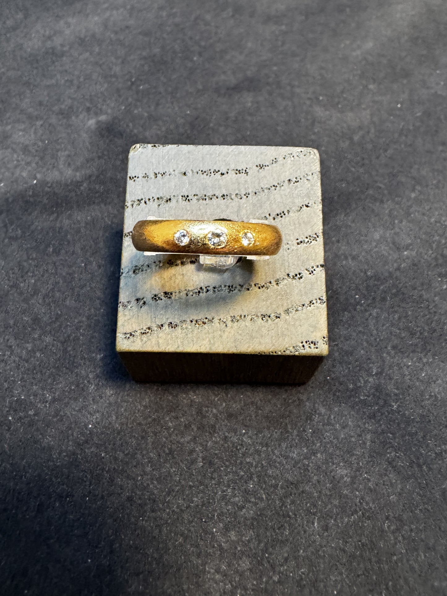 14 kt guldring med 1x0,05 ct 2x0,02 ct w/vs