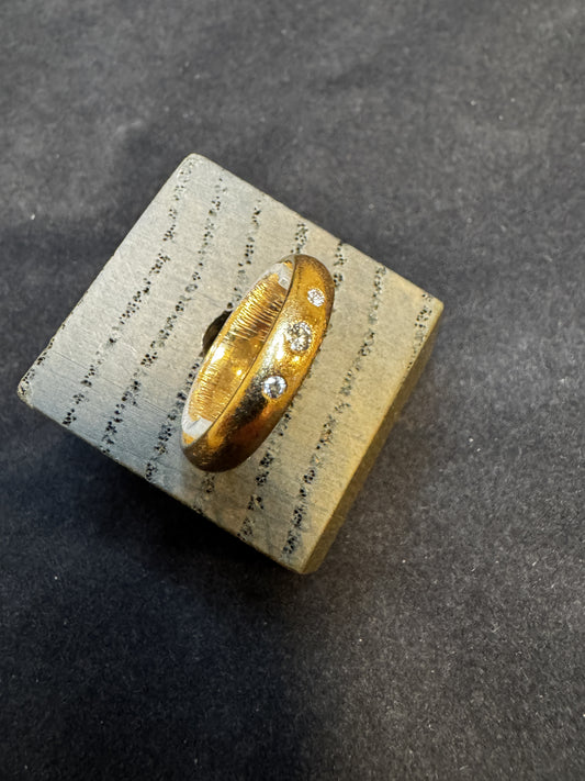 14 kt guldring med 1x0,05 ct 2x0,02 ct w/vs