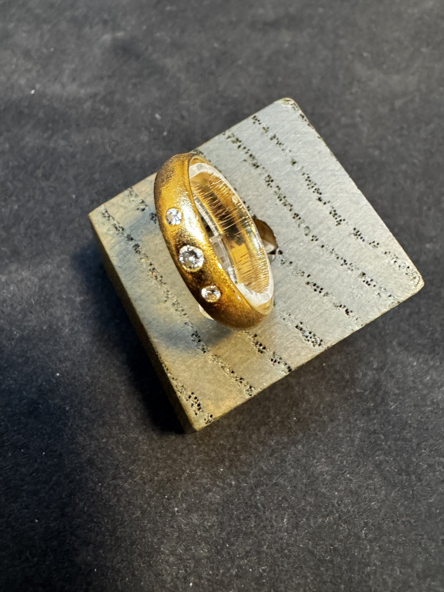 14 kt guldring med 1x0,05 ct 2x0,02 ct w/vs