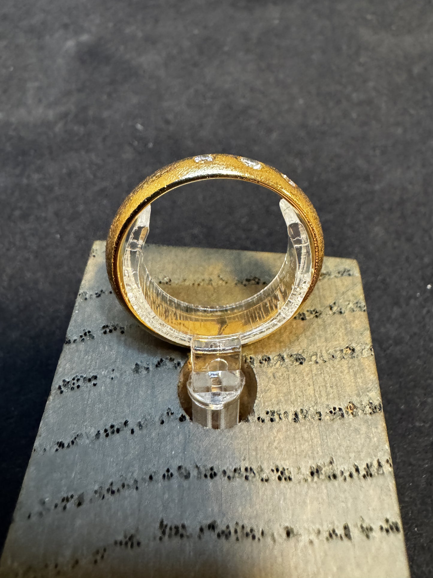 14 kt guldring med 1x0,05 ct 2x0,02 ct w/vs