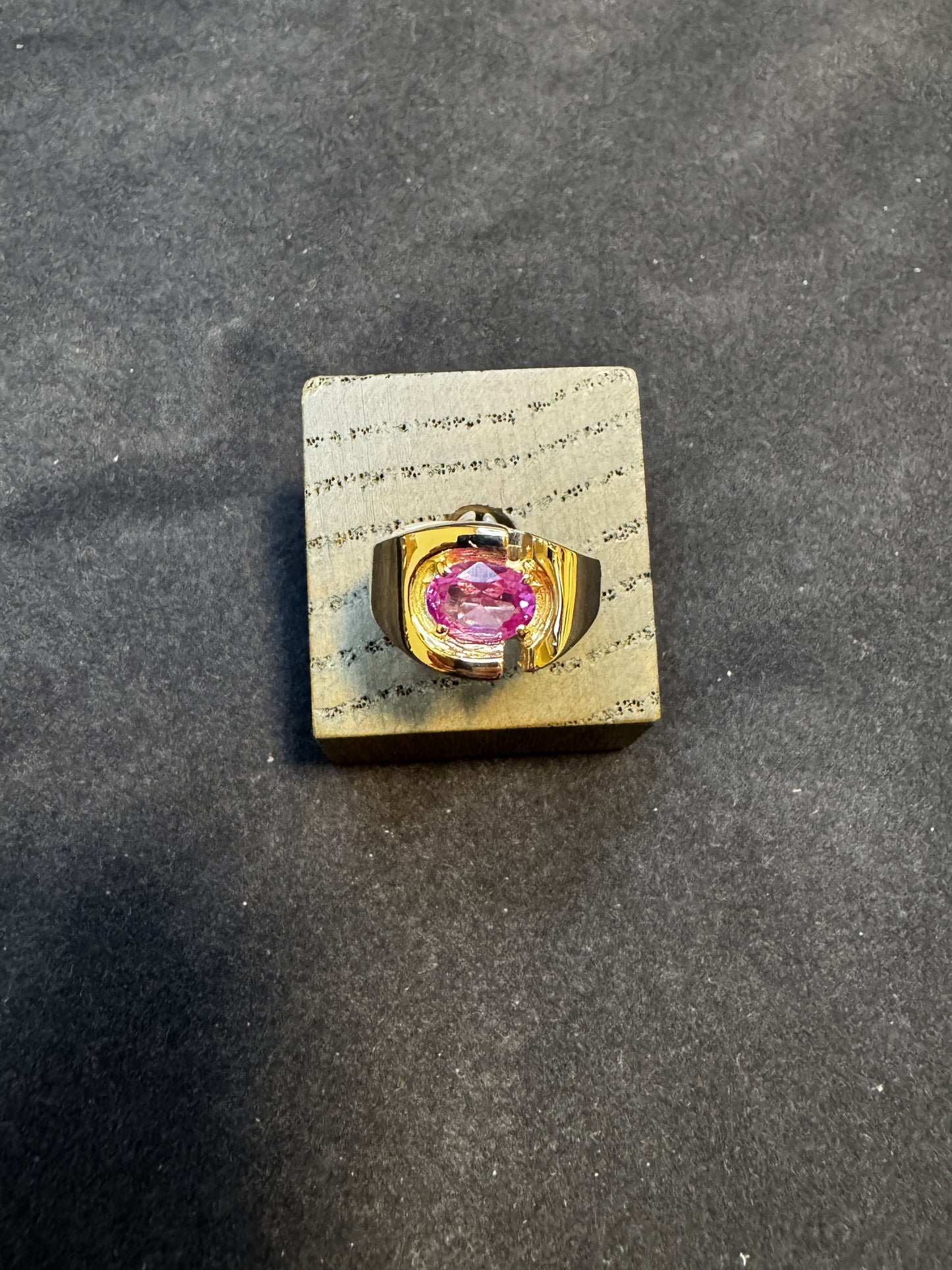 14 kt guldring med lyserød sten