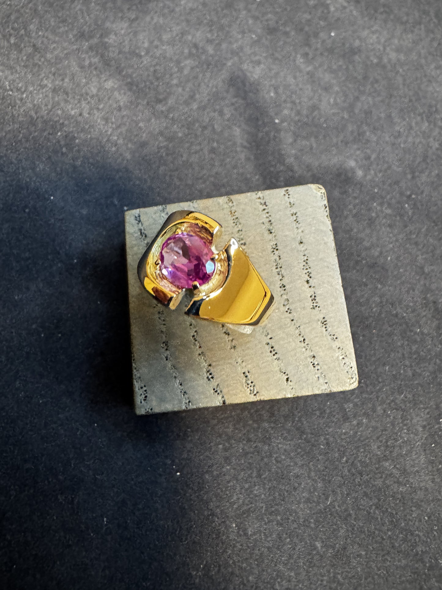 14 kt guldring med lyserød sten