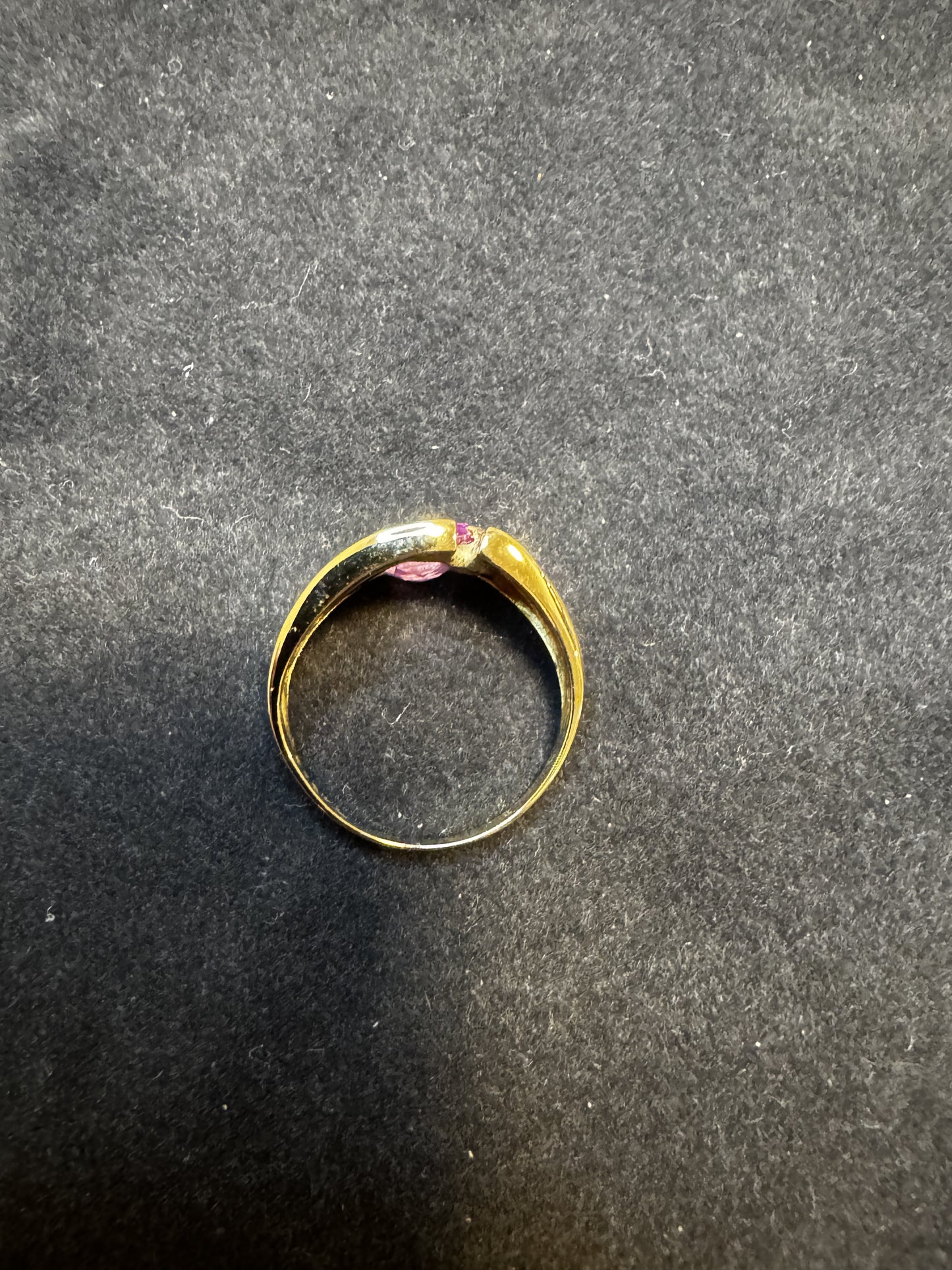 14 kt guldring med lyserød sten