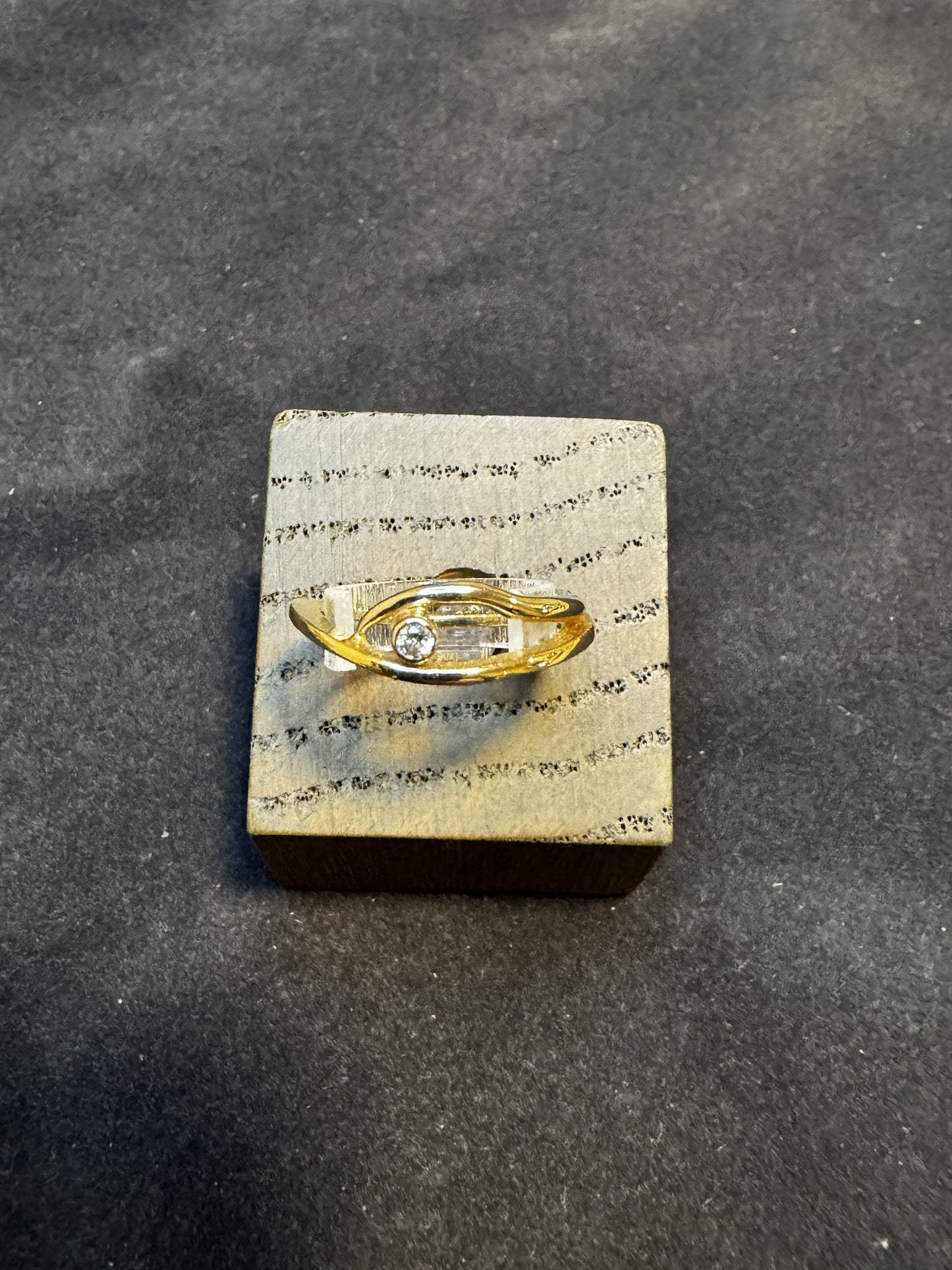 14 kt guldring med brillant