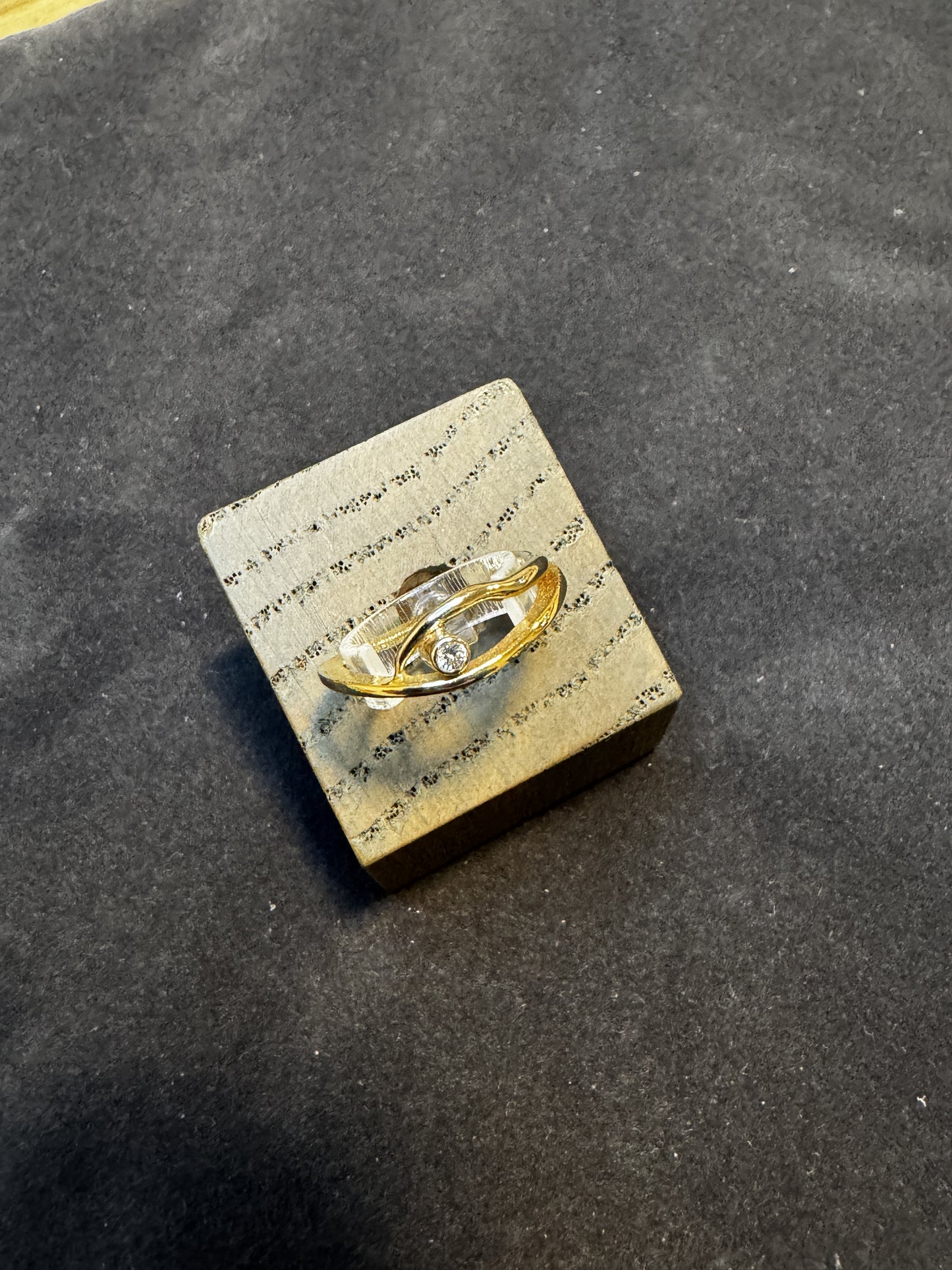 14 kt guldring med brillant