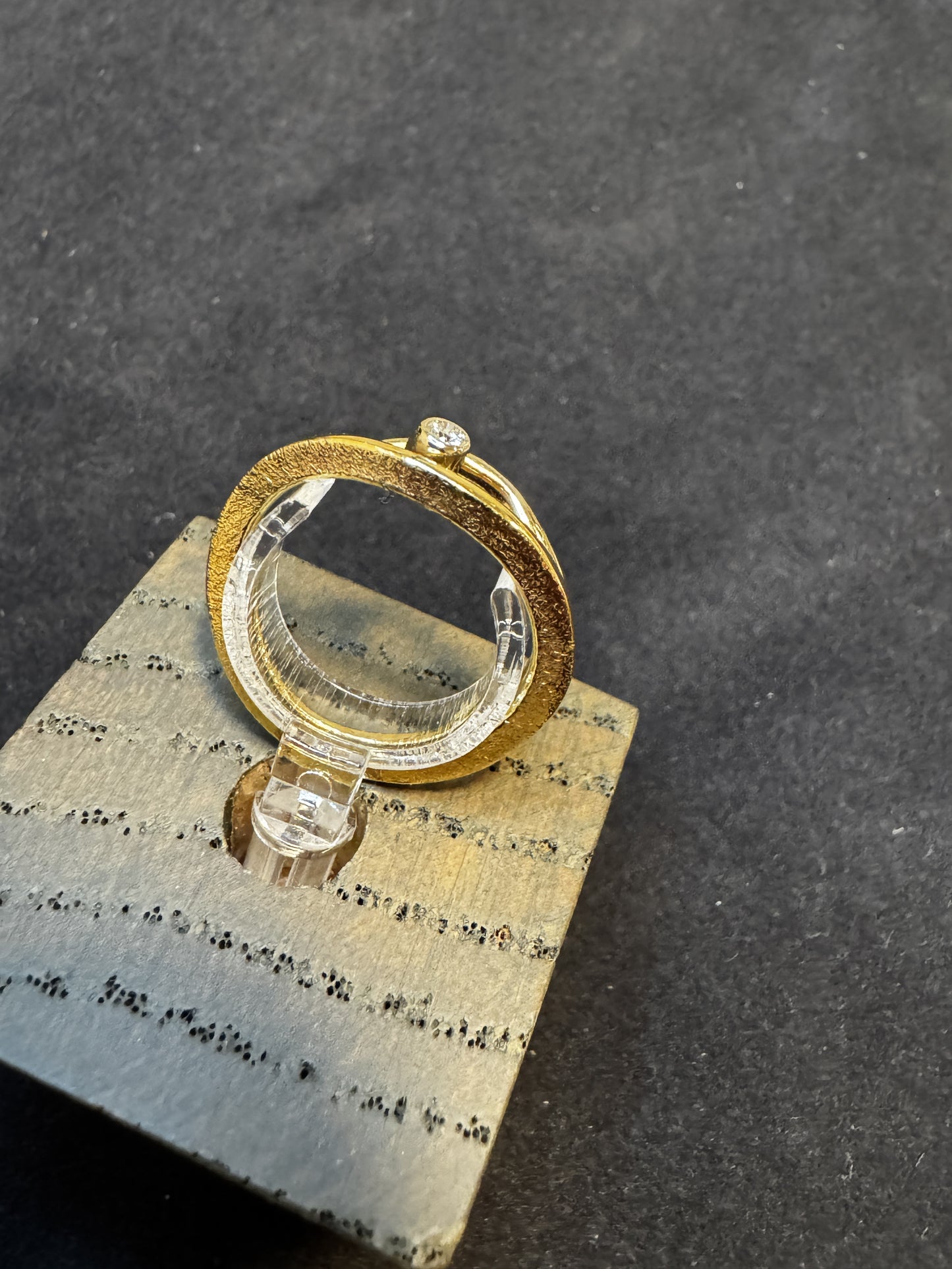 14 kt guldring med brillant