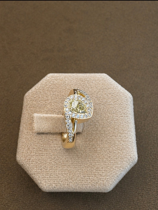 Eksklusiv guldring med en smuk canary-farvet diamant - Guldsmed Edens