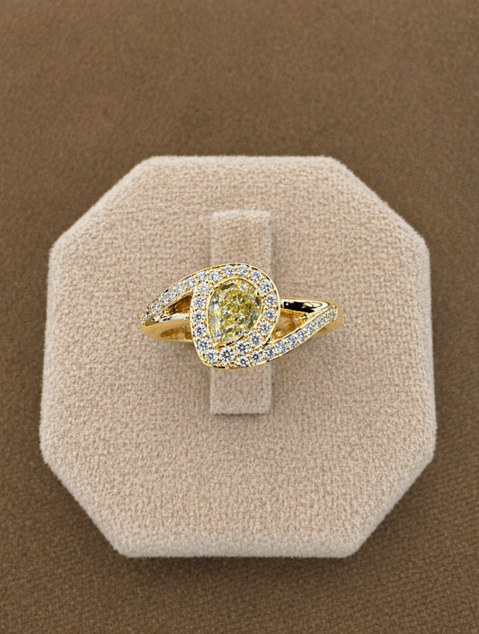 Eksklusiv guldring med en smuk canary-farvet diamant - Guldsmed Edens