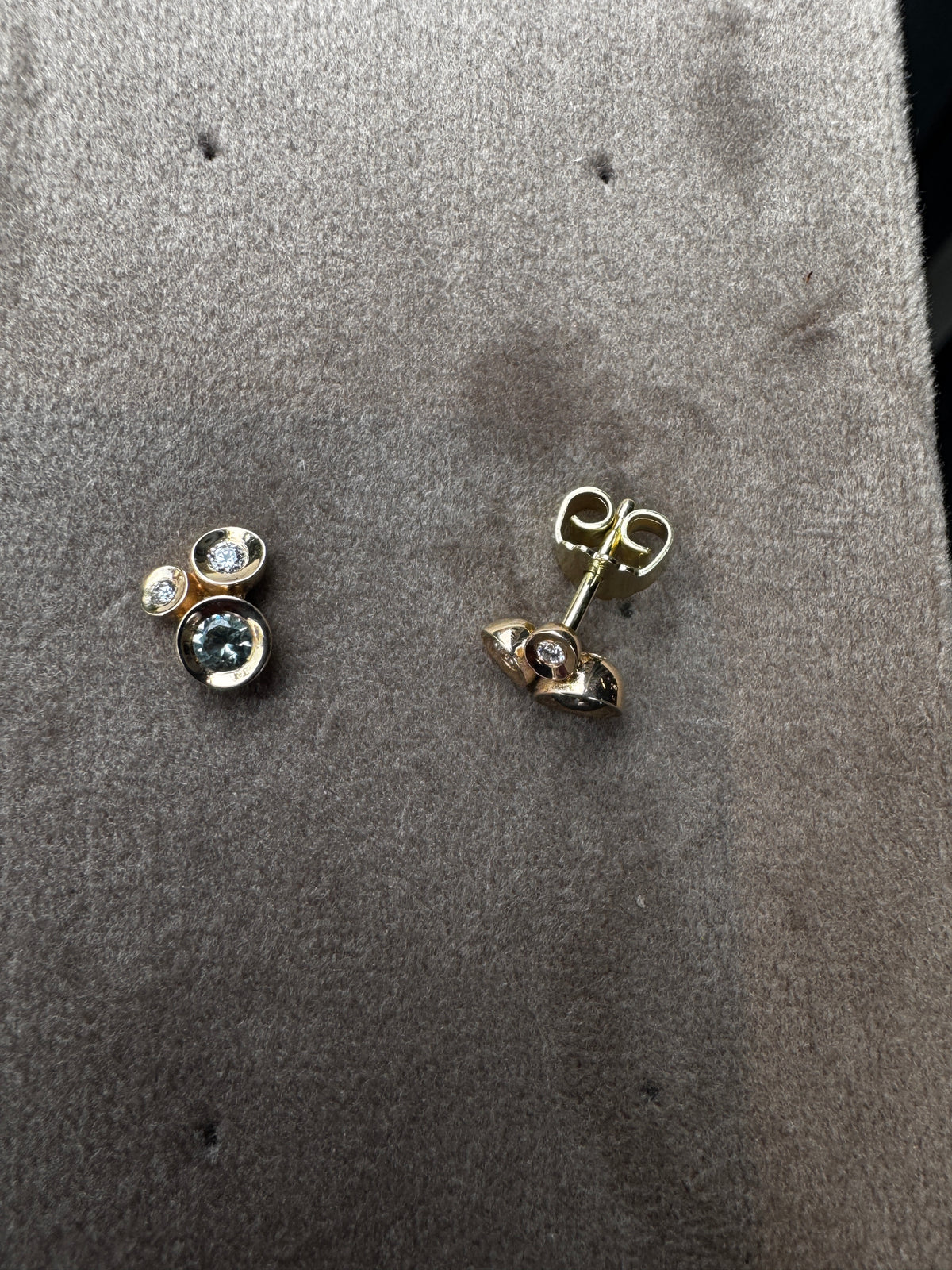 14 kt øreringe med safir og diamanter