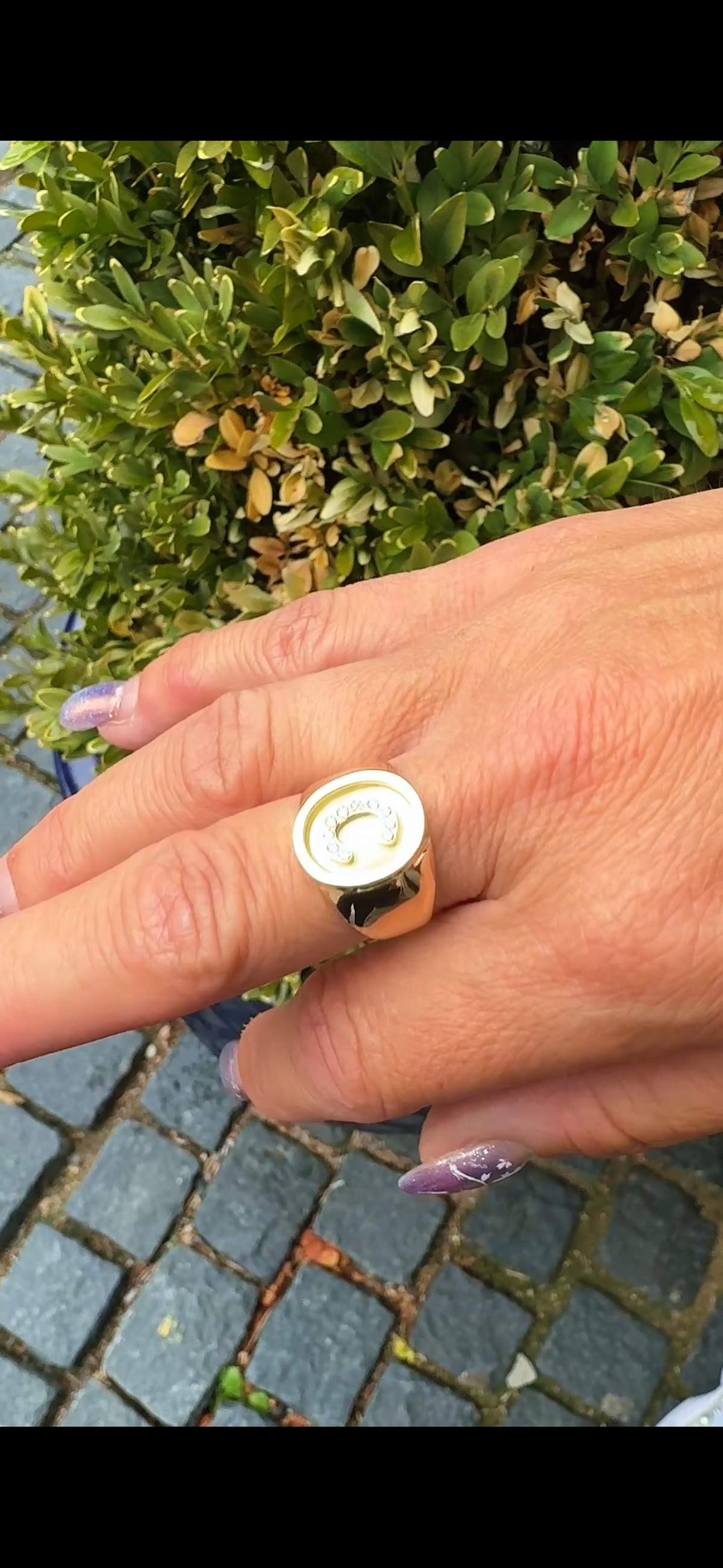 14 kt guldring med bogstav i diamanter