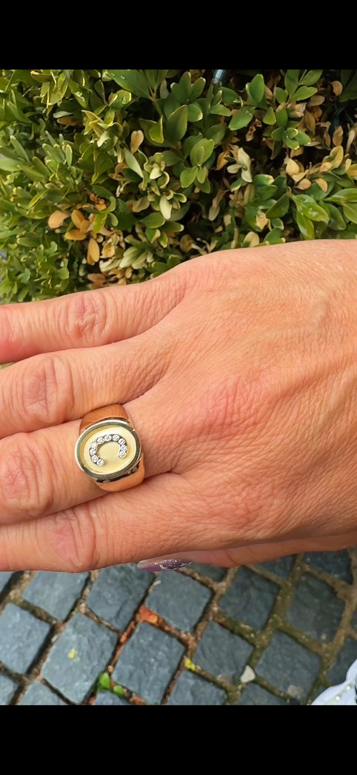 14 kt guldring med bogstav i diamanter