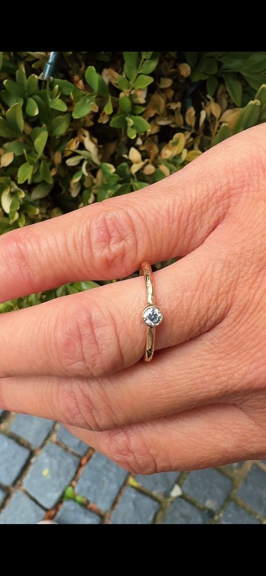 14 kt guldring med champagne brillant, 0,15 ct