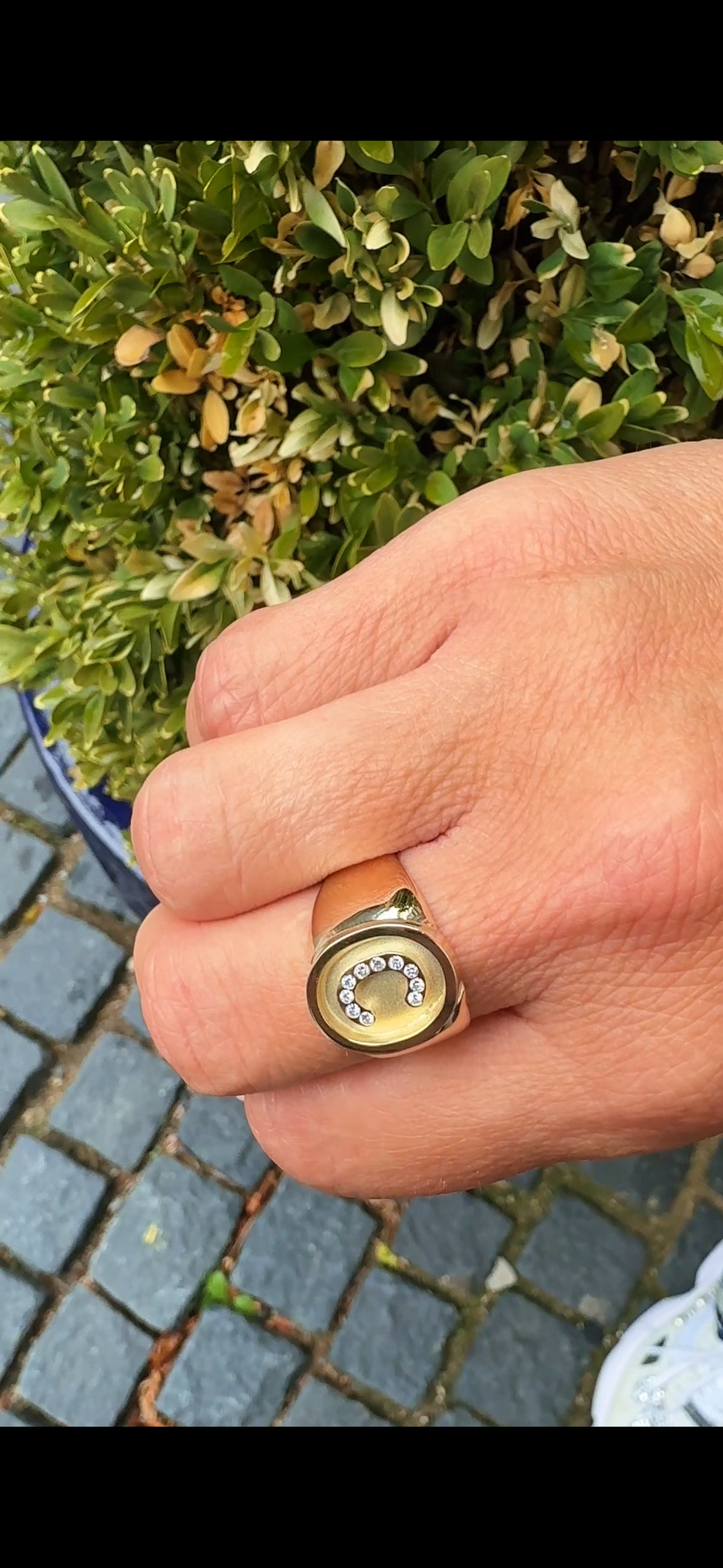 14 kt guldring med bogstav i diamanter
