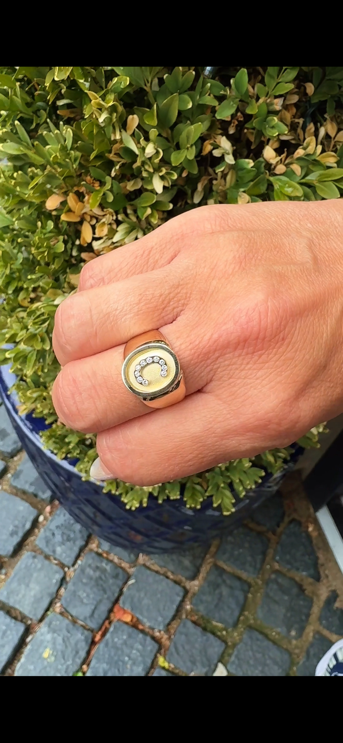 14 kt guldring med bogstav i diamanter