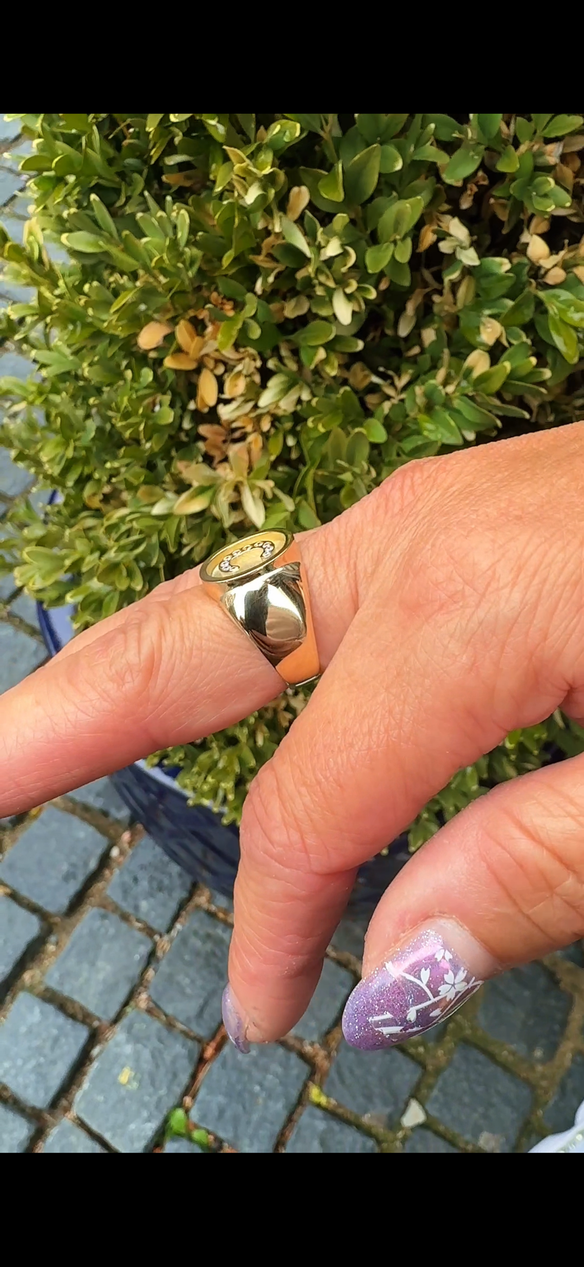 14 kt guldring med bogstav i diamanter