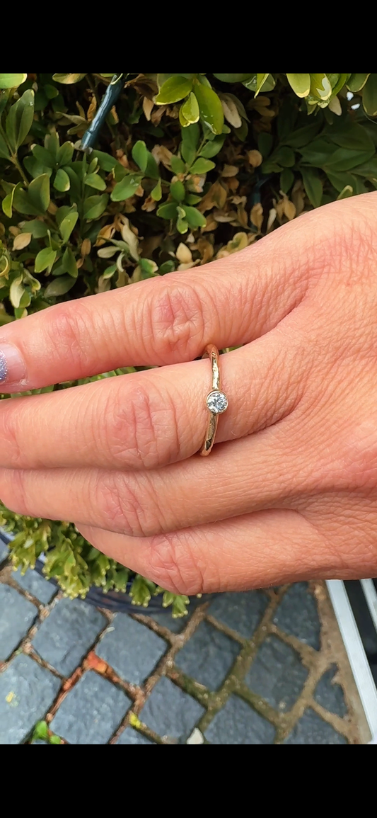 14 kt guldring med champagne brillant, 0,15 ct