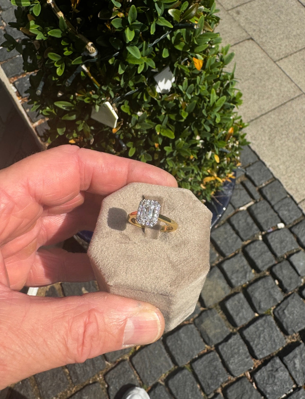 Frierring med radiantslebet diamant