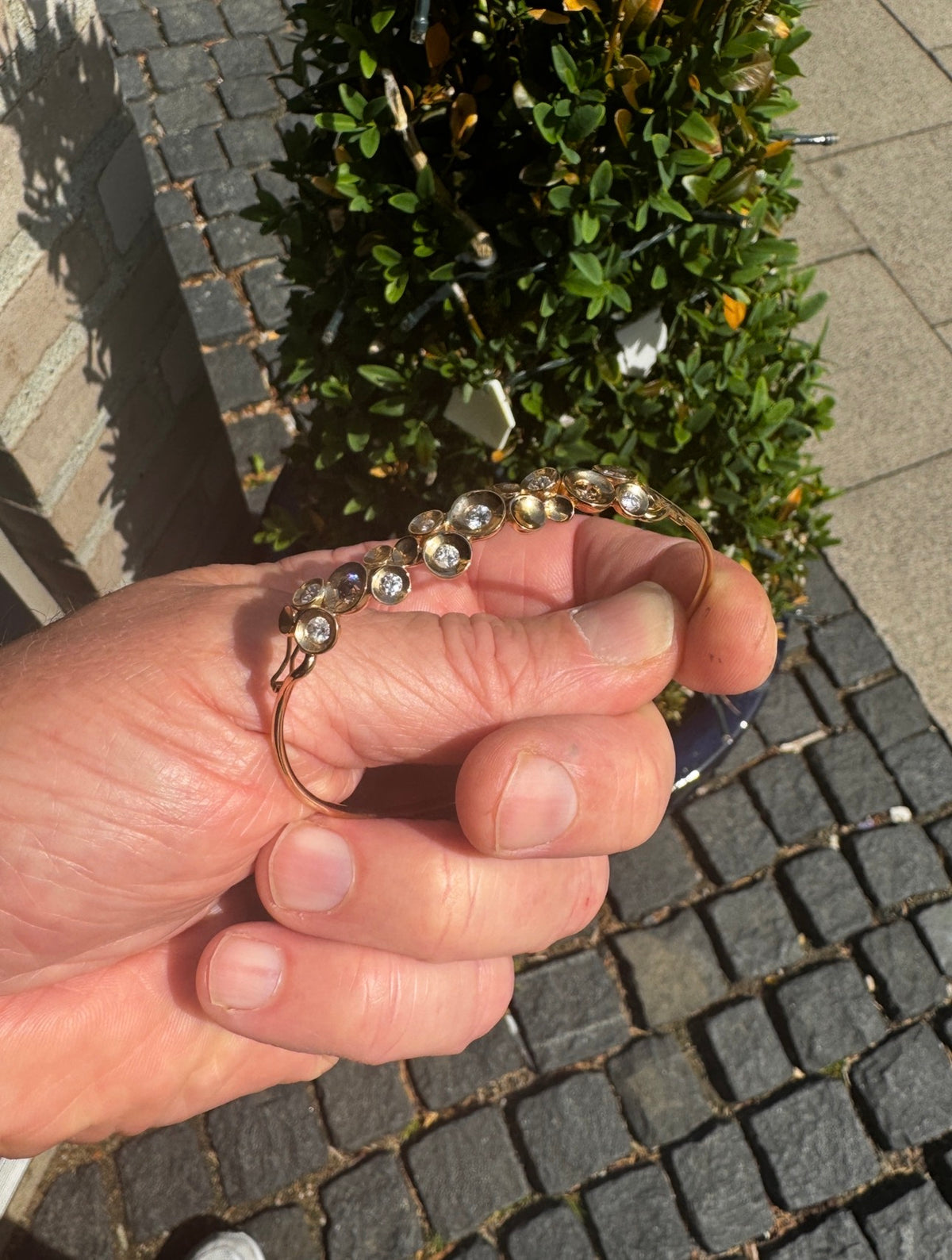 Håndlavet armring i 14 kt guld med brillanter - Guldsmed Edens