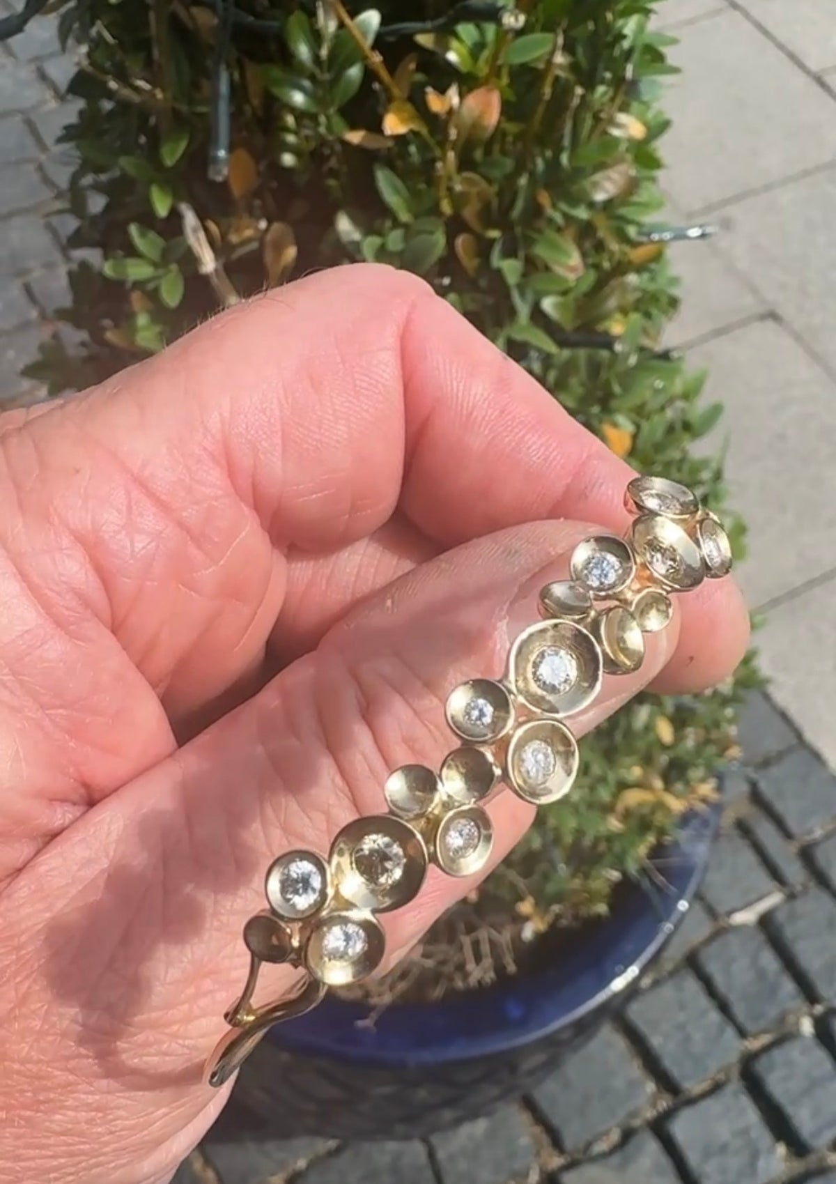 Håndlavet armring i 14 kt guld med brillanter - Guldsmed Edens