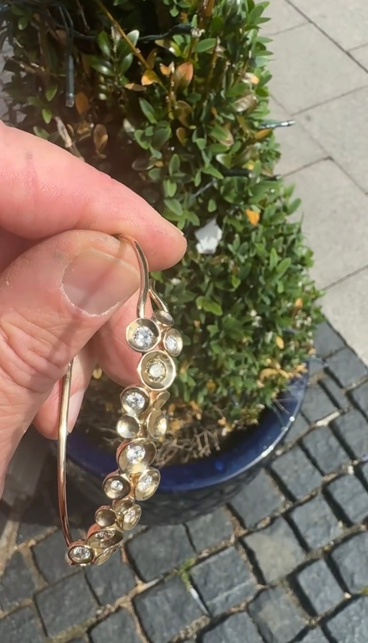 Håndlavet armring i 14 kt guld med brillanter - Guldsmed Edens
