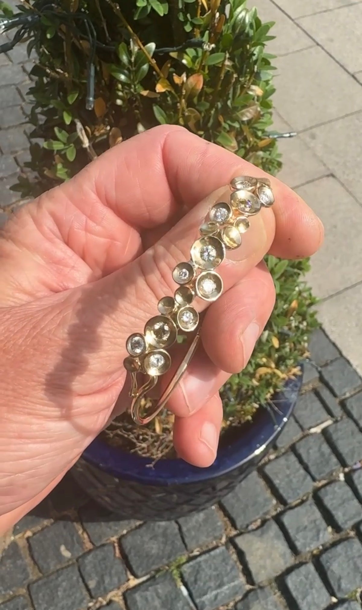 Håndlavet armring i 14 kt guld med brillanter - Guldsmed Edens
