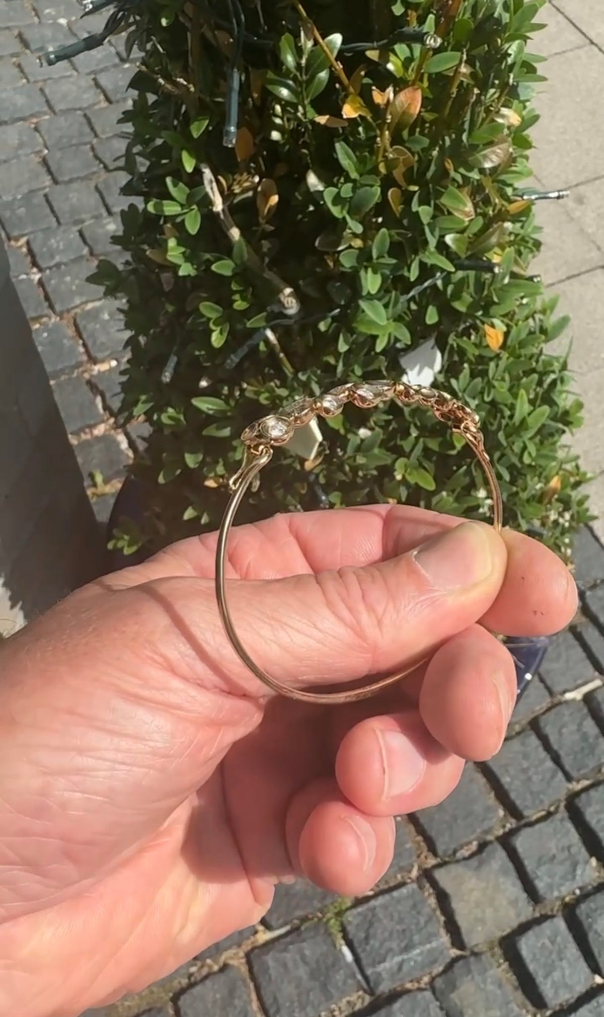 Håndlavet armring i 14 kt guld med brillanter - Guldsmed Edens
