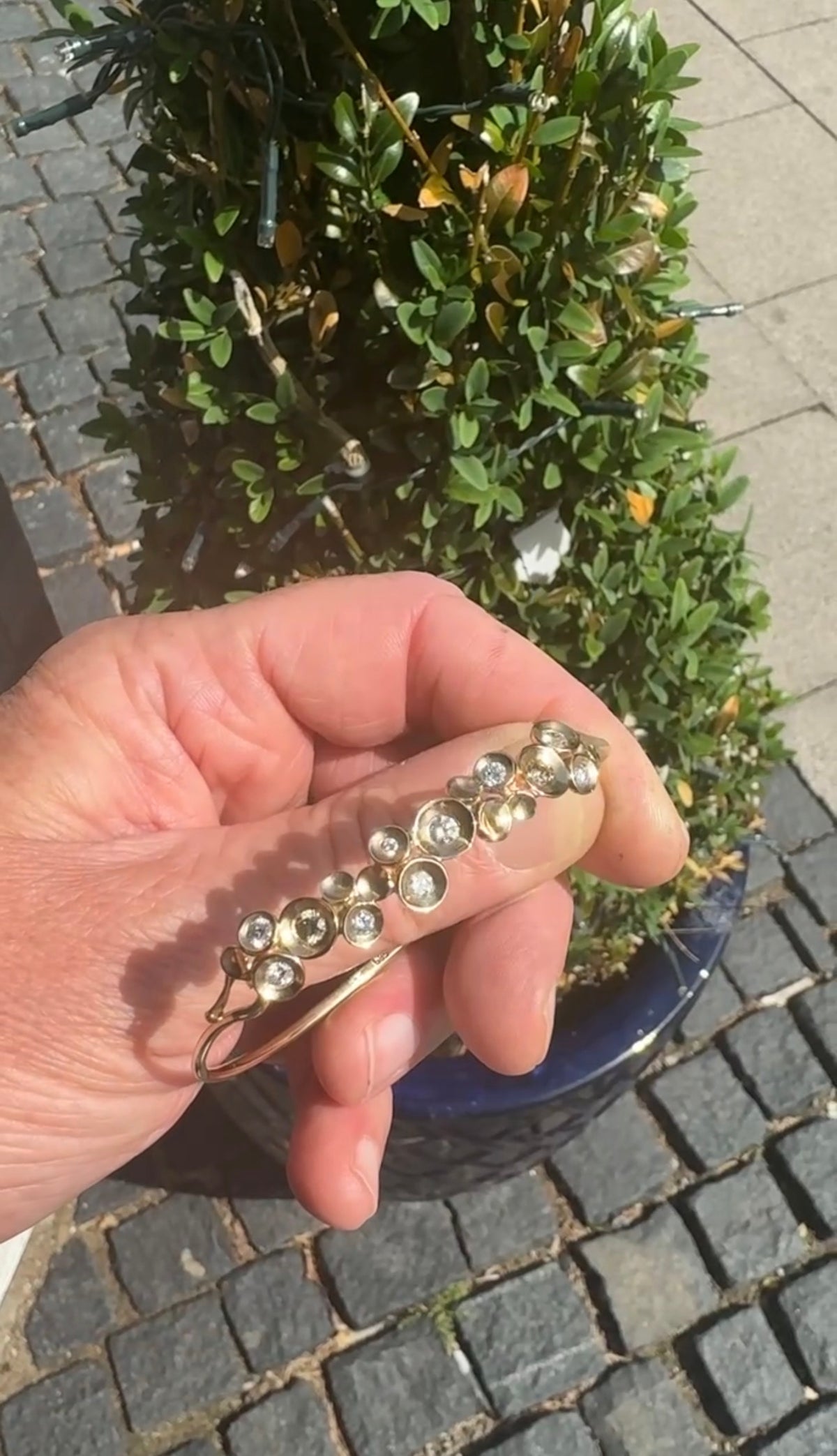 Håndlavet armring i 14 kt guld med brillanter - Guldsmed Edens